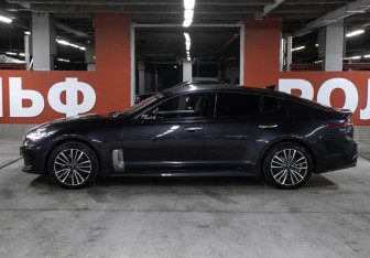Подержанный автомобиль Kia Stinger 2018 года (8 фото)