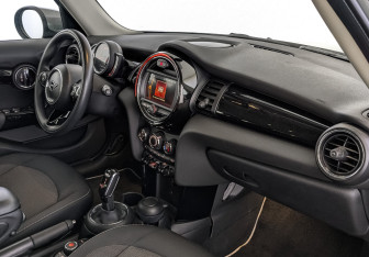 Подержанный автомобиль MINI Hatch 2020 года (13 фото)