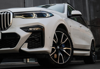 Подержанный автомобиль BMW X7 2021 года (42 фото)