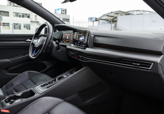 Подержанный автомобиль Volkswagen Golf R Hatchback 2021 года (17 фото)