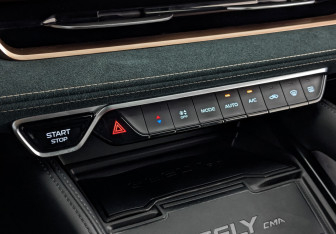 Подержанный автомобиль Geely Monjaro 2023 года (21 фото)