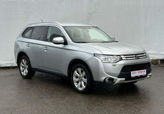 Подержанный автомобиль Mitsubishi Outlander 2014 года (3 фото)