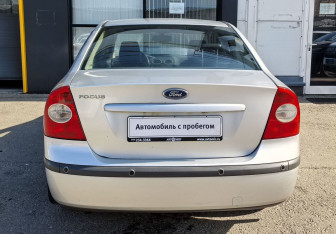 Подержанный автомобиль Ford Focus Sedan 2005 года (6 фото)