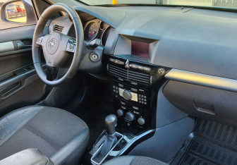 Подержанный автомобиль Opel Astra Sedan 2012 года (11 фото)