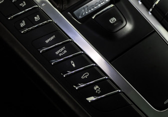 Подержанный автомобиль Porsche Macan 2015 года (22 фото)