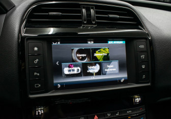 Подержанный автомобиль Jaguar XE 2016 года (18 фото)