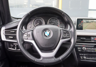 Подержанный автомобиль BMW X5 2016 года (15 фото)
