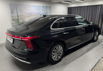 Подержанный автомобиль Hongqi H5 2024 года (4 фото)