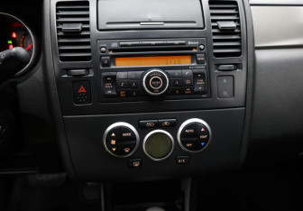 Подержанный автомобиль Nissan Tiida Hatchback 2007 года (17 фото)