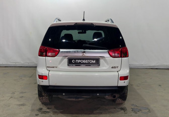 Подержанный автомобиль Peugeot 4007 2012 года (5 фото)