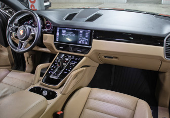 Подержанный автомобиль Porsche Cayenne 2019 года (11 фото)