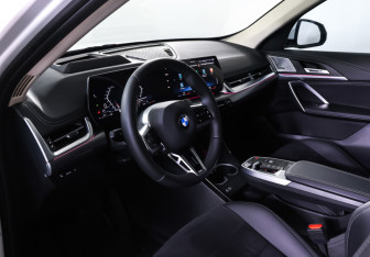 Подержанный автомобиль BMW X1 2025 года (15 фото)