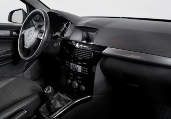 Подержанный автомобиль Opel Astra Sedan 2011 года (9 фото)