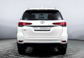 Подержанный автомобиль Toyota Fortuner 2022 года (6 фото)
