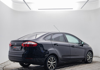 Подержанный автомобиль Ford Fiesta Sedan 2015 года (5 фото)