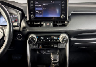 Подержанный автомобиль Toyota RAV4 2021 года (16 фото)
