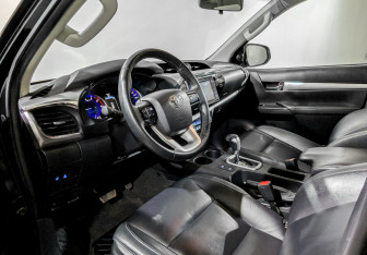 Подержанный автомобиль Toyota Hilux 2017 года (14 фото)