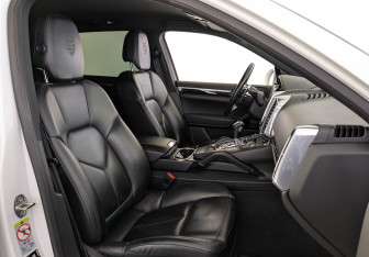 Подержанный автомобиль Porsche Cayenne 2017 года (28 фото)