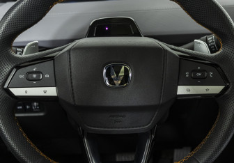 Подержанный автомобиль Changan UNI-V 2023 года (12 фото)