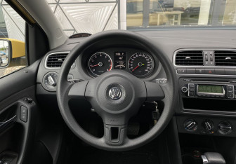 Подержанный автомобиль Volkswagen Polo Hatchback 2010 года (13 фото)