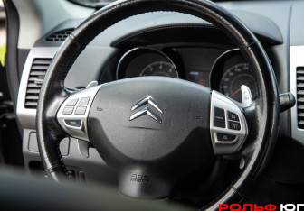 Подержанный автомобиль Citroen C-Crosser 2011 года (11 фото)