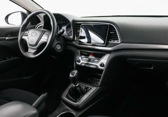 Подержанный автомобиль Hyundai Elantra Sedan 2018 года (5 фото)