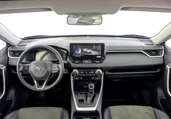 Подержанный автомобиль Toyota RAV4 2025 года (14 фото)