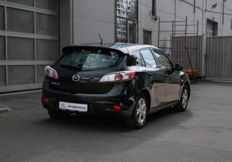 Подержанный автомобиль Mazda 3 Hatchback 2011 года (4 фото)
