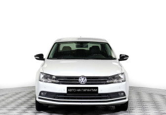 Подержанный автомобиль Volkswagen Jetta Sedan 2017 года (2 фото)