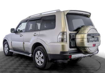 Подержанный автомобиль Mitsubishi Pajero 2008 года (7 фото)