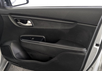 Подержанный автомобиль Kia Rio Hatchback 2021 года (24 фото)