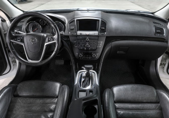 Подержанный автомобиль Opel Insignia Wagon 2011 года (14 фото)