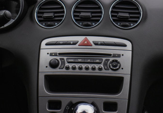 Подержанный автомобиль Peugeot 408 2013 года (14 фото)