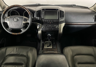 Подержанный автомобиль Toyota Land Cruiser Suv 2008 года (12 фото)