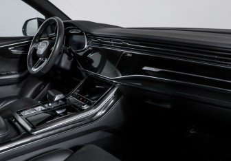Подержанный автомобиль Audi Q8 2019 года (9 фото)
