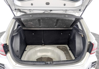 Подержанный автомобиль Kia Rio Hatchback 2021 года (10 фото)