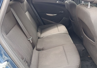 Подержанный автомобиль Opel Astra Wagon 2011 года (11 фото)