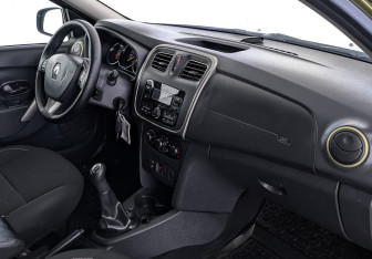 Подержанный автомобиль Renault Sandero 2017 года (13 фото)