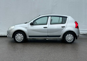 Подержанный автомобиль Renault Sandero 2012 года (8 фото)