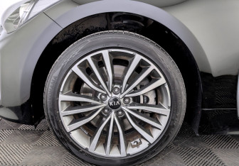 Подержанный автомобиль Kia Stinger 2019 года (18 фото)