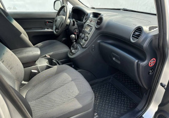 Подержанный автомобиль Kia Carens 2010 года (13 фото)