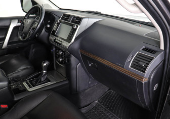 Подержанный автомобиль Toyota Land Cruiser Prado 2018 года (10 фото)