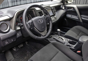 Подержанный автомобиль Toyota RAV4 2014 года (16 фото)