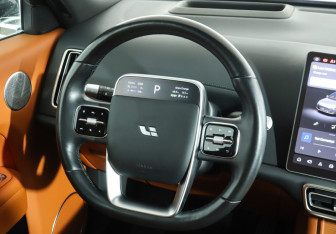 Подержанный автомобиль LiXiang L9 2024 года (18 фото)