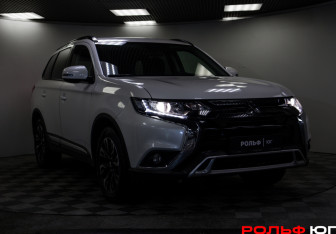 Подержанный автомобиль Mitsubishi Outlander 2022 года (20 фото)
