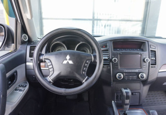 Подержанный автомобиль Mitsubishi Pajero 2009 года (13 фото)