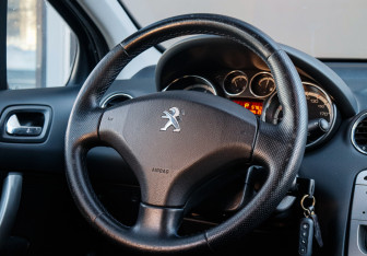 Подержанный автомобиль Peugeot 308 Hatchback 2012 года (18 фото)