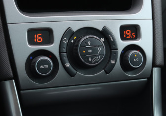 Подержанный автомобиль Peugeot 308 Hatchback 2010 года (15 фото)