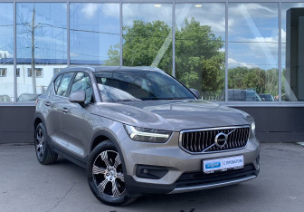 Подержанный автомобиль Volvo XC40 2021 года (3 фото)