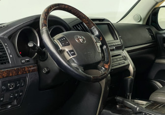 Подержанный автомобиль Toyota Land Cruiser Suv 2009 года (13 фото)
